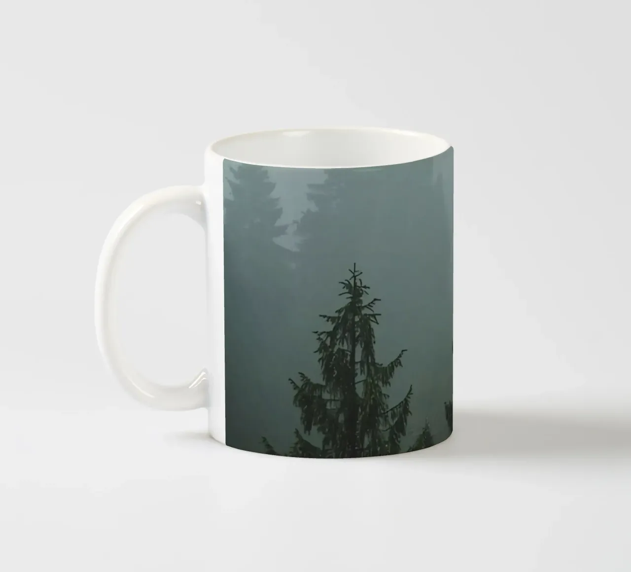 Evergreen Trees in Fog keramische mok van DesignDoodle