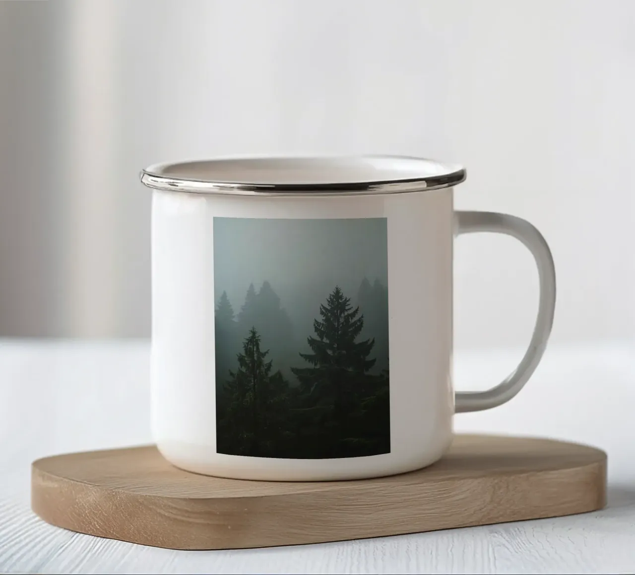 Evergreen Trees in Fog emaille mok van DesignDoodle
