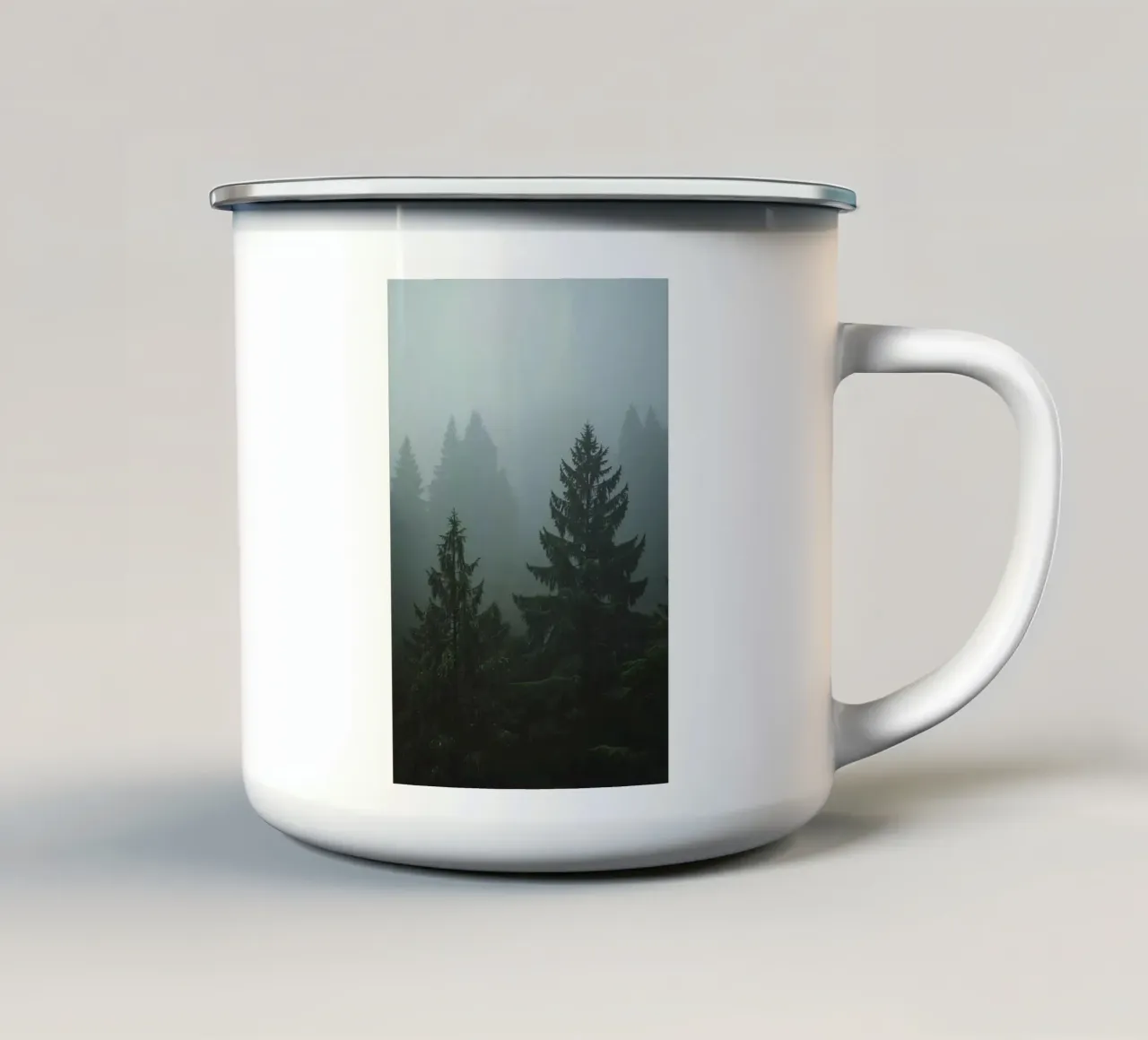 Evergreen Trees in Fog emaille mok van DesignDoodle
