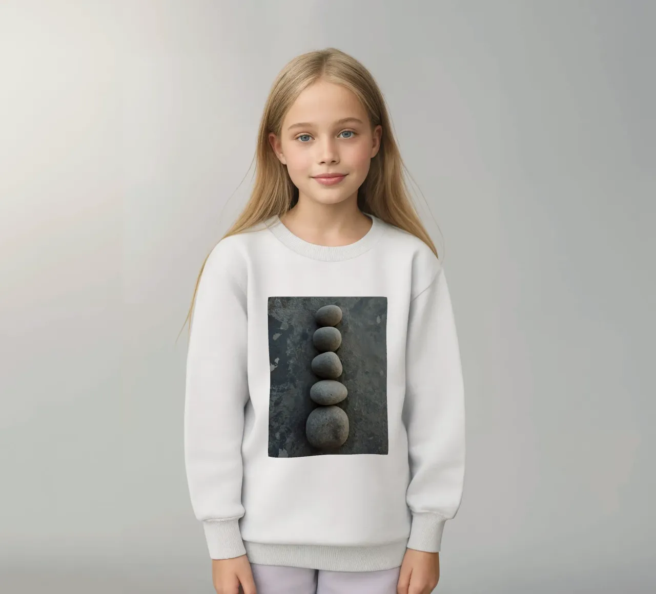 Cinque pietre grigie impilate verticalmente su una superficie strutturata felpa bambino da DesignDoodle