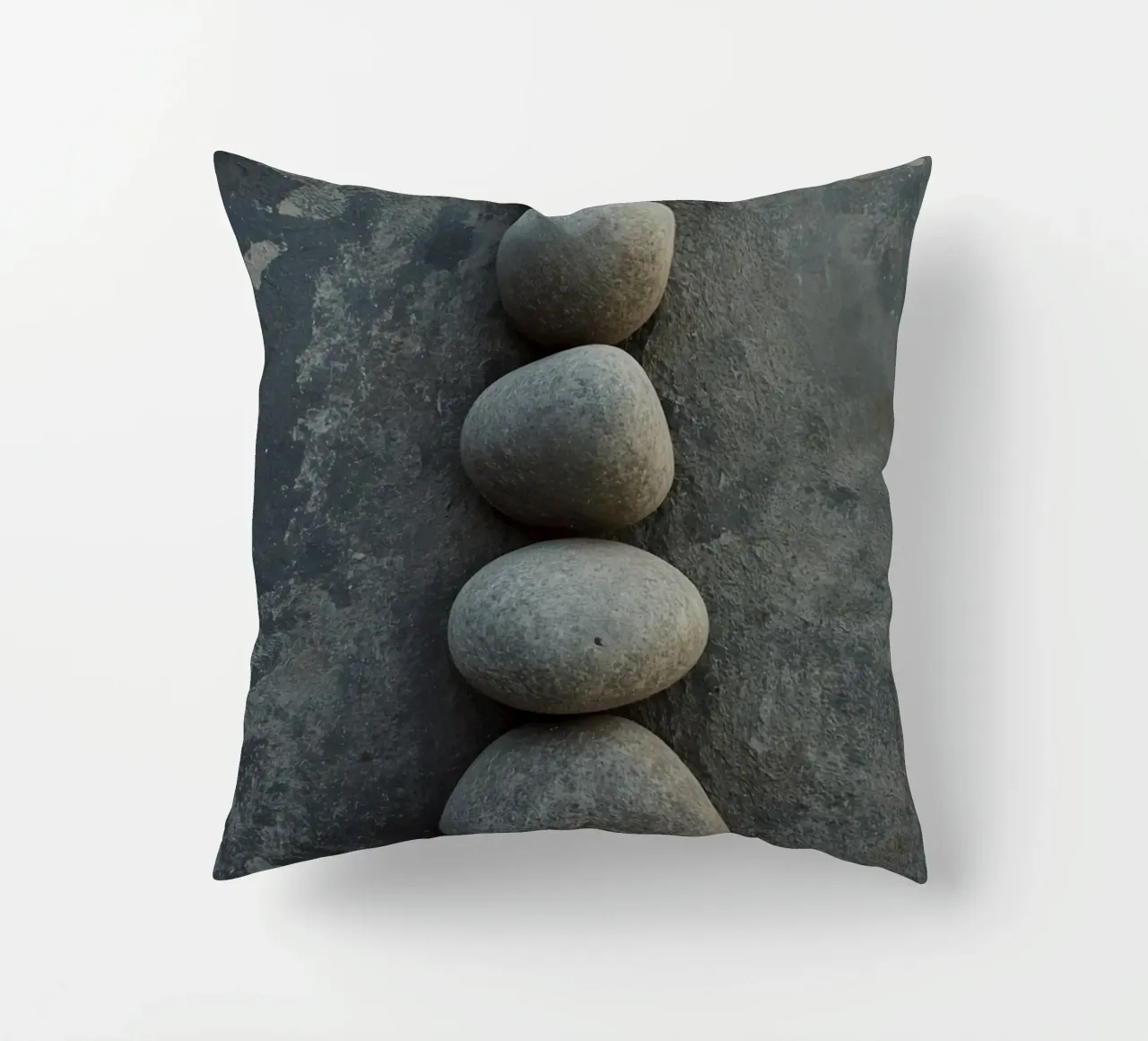 Cinque pietre grigie impilate verticalmente su una superficie strutturata cuscino da DesignDoodle