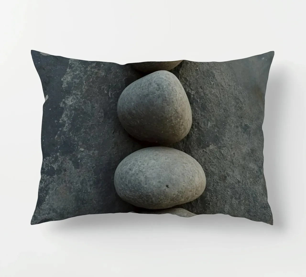 Cinque pietre grigie impilate verticalmente su una superficie strutturata cuscino da DesignDoodle