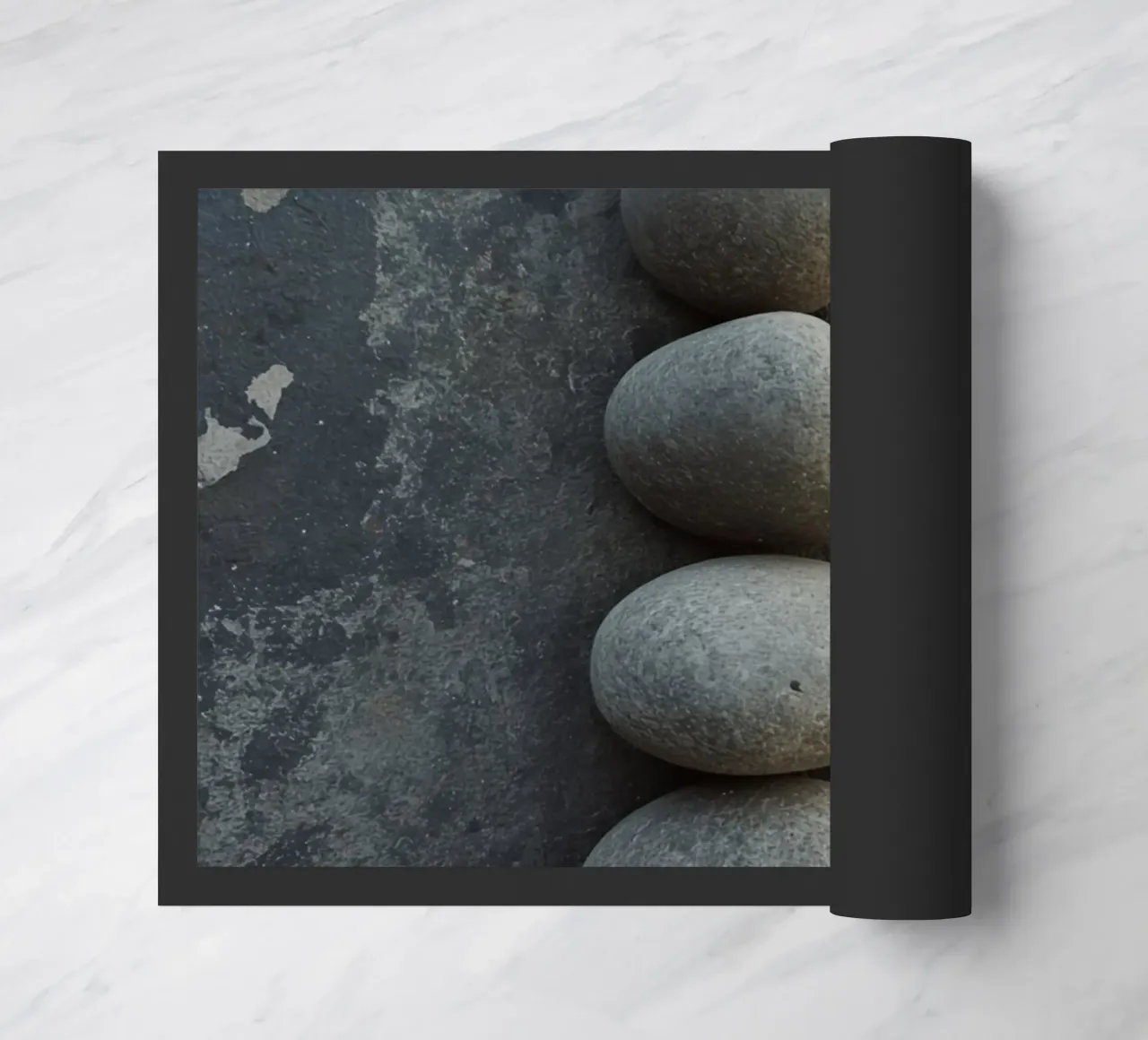 Cinque pietre grigie impilate verticalmente su una superficie strutturata zerbino da DesignDoodle