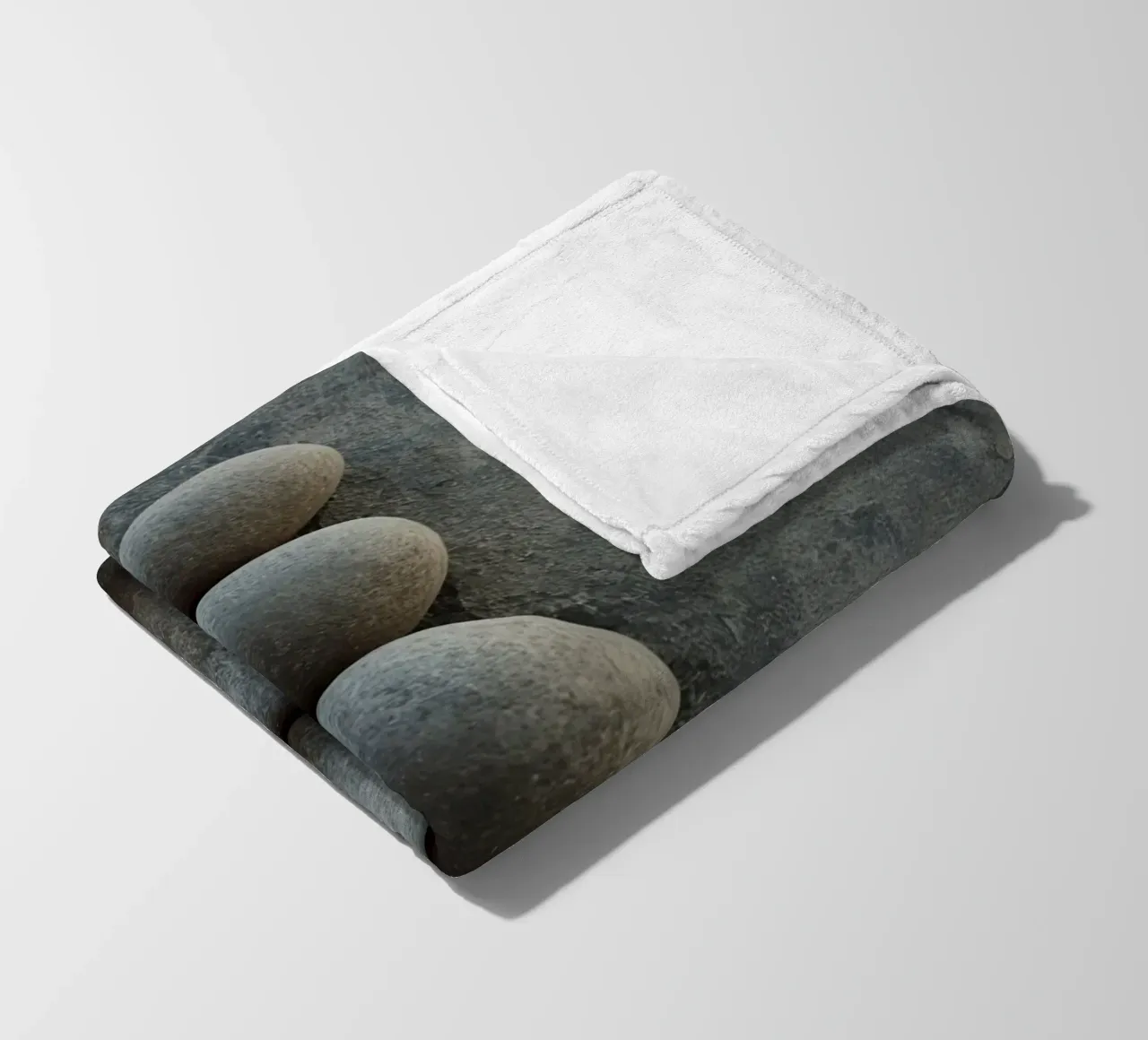 Cinque pietre grigie impilate verticalmente su una superficie strutturata coperta in pile da DesignDoodle