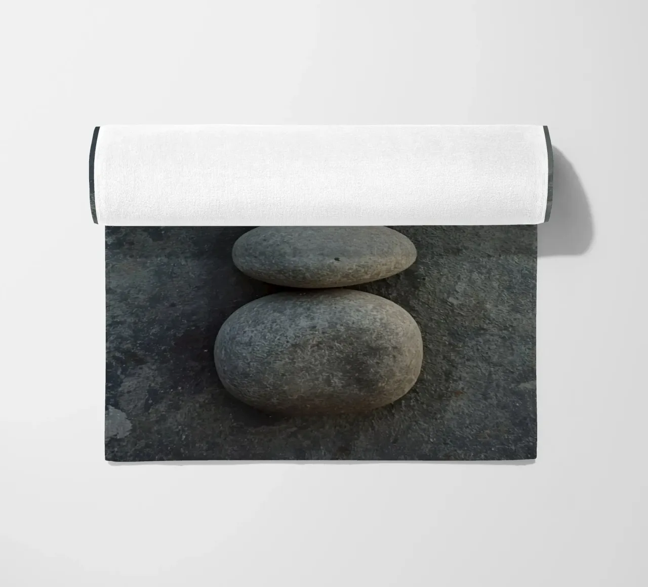 Cinque pietre grigie impilate verticalmente su una superficie strutturata telo mare da DesignDoodle
