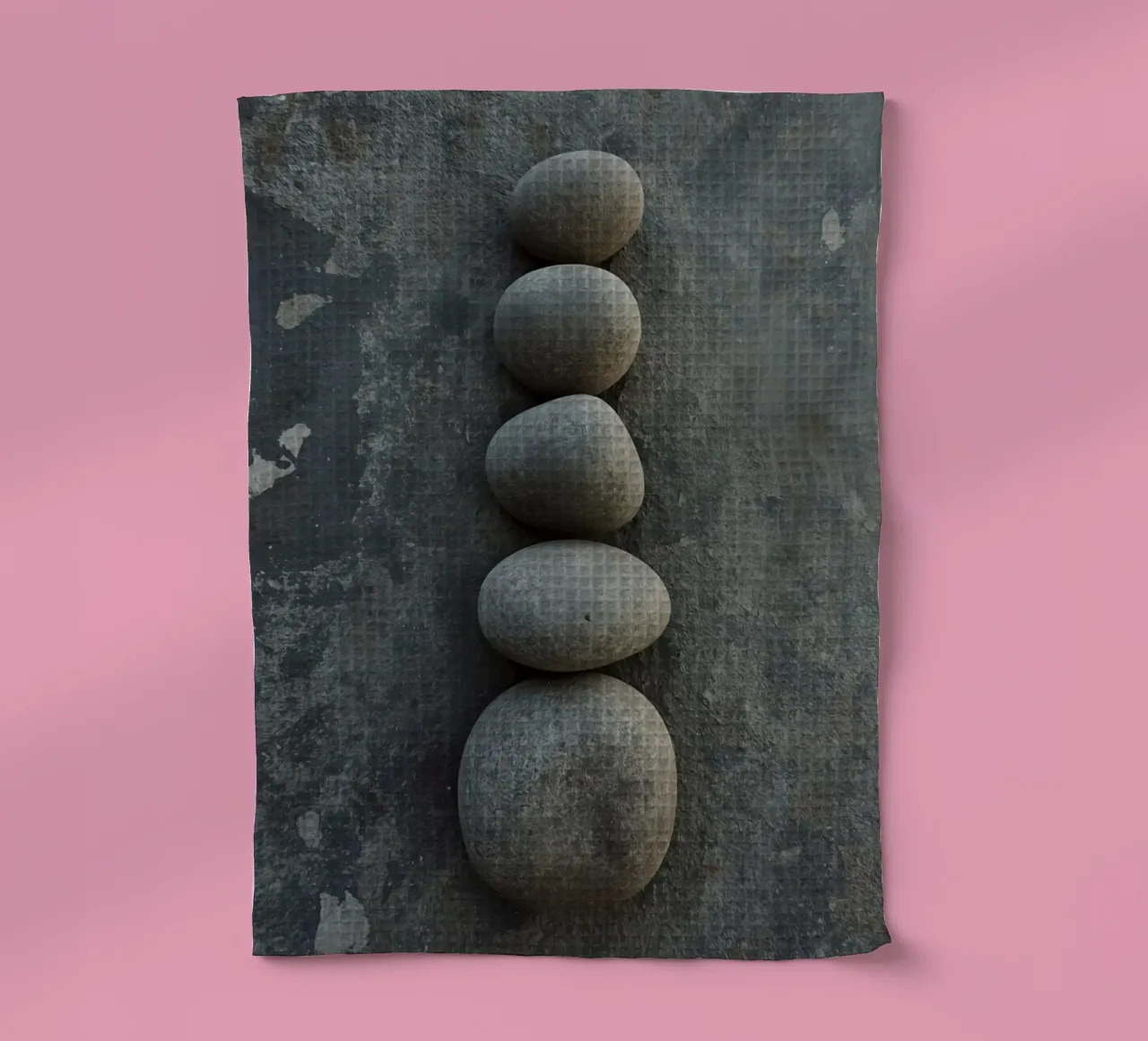 Cinque pietre grigie impilate verticalmente su una superficie strutturata canovaccio da cucina da DesignDoodle