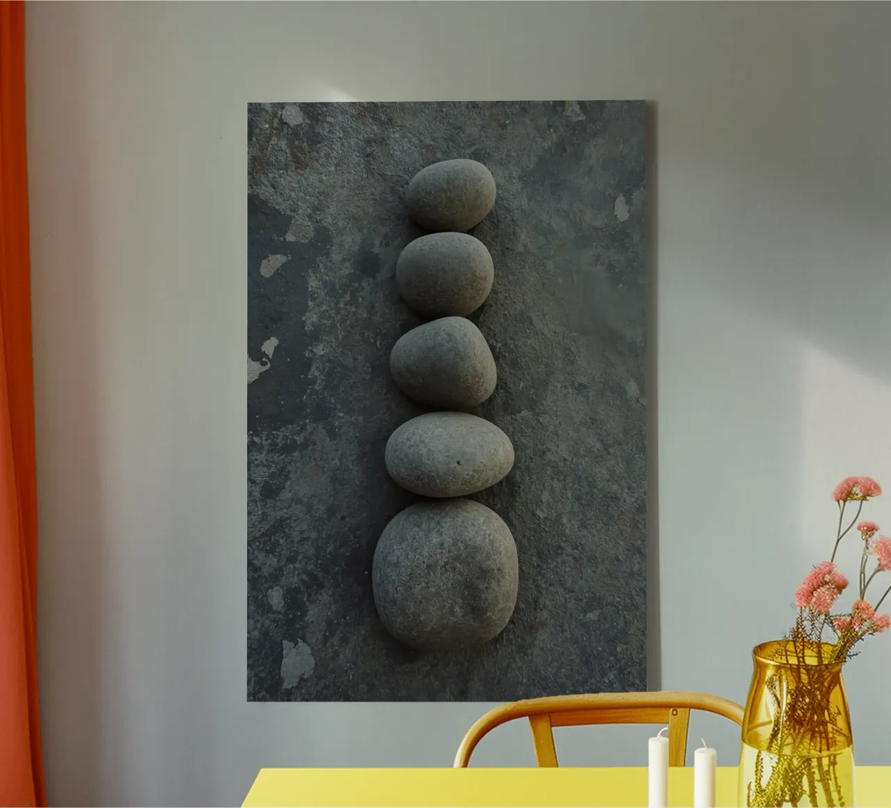Cinque pietre grigie impilate verticalmente su una superficie strutturata tela con Cornice a cassetta da DesignDoodle
