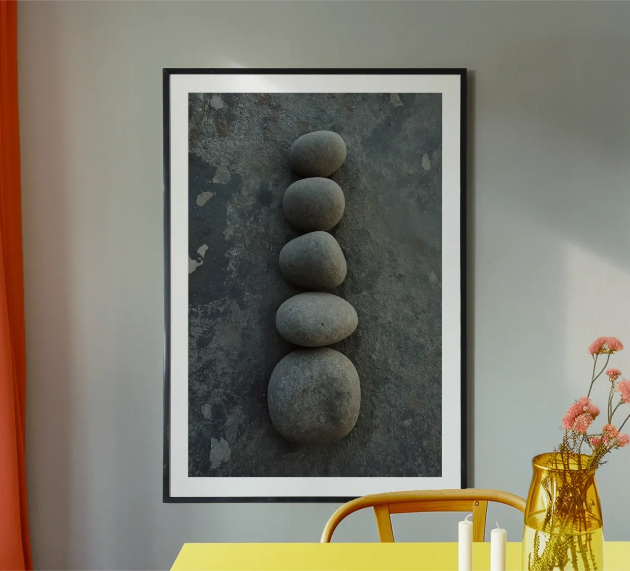 Cinque pietre grigie impilate verticalmente su una superficie strutturata poster con telaio in plastica da DesignDoodle