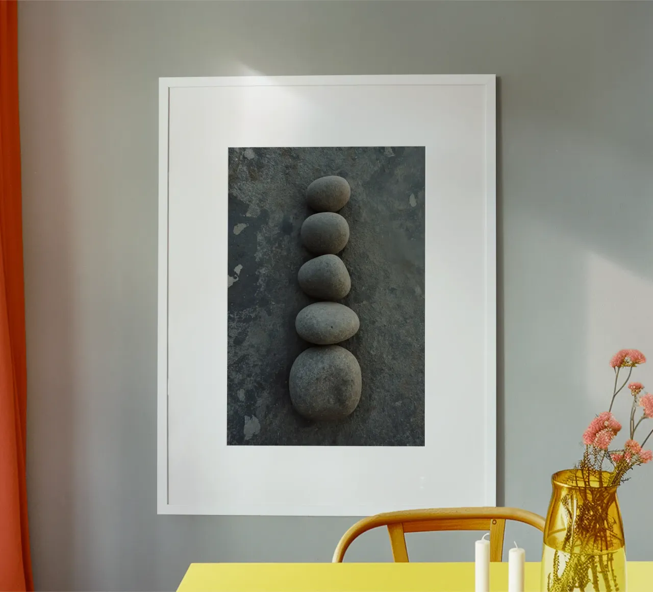 Cinque pietre grigie impilate verticalmente su una superficie strutturata poster con telaio in plastica da DesignDoodle