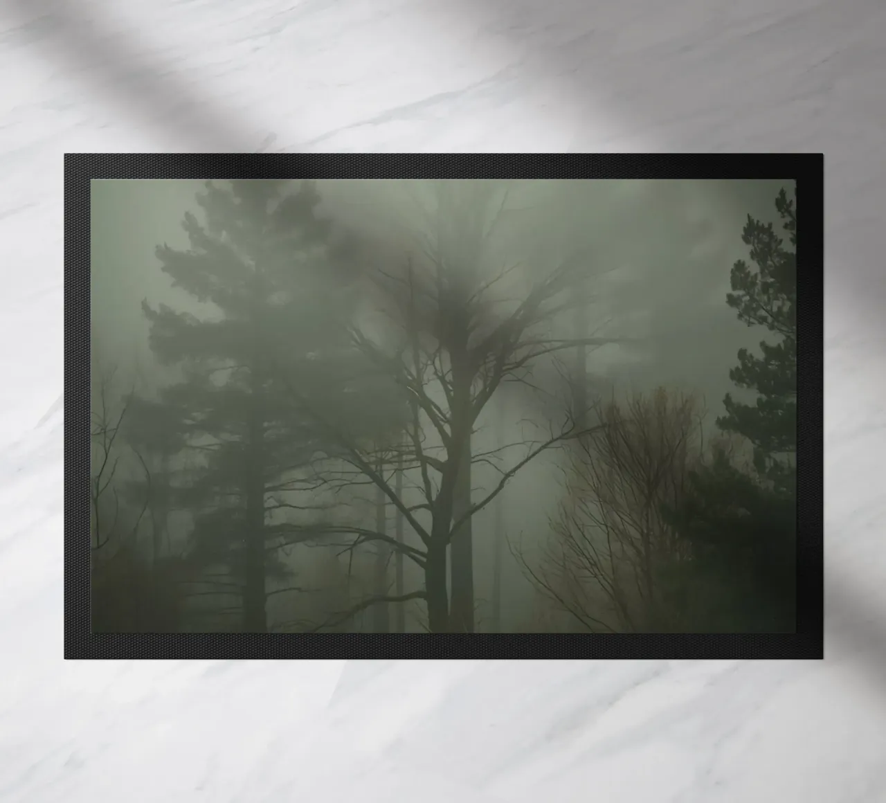 Foresta nebbiosa con pini e alberi spogli zerbino da DesignDoodle