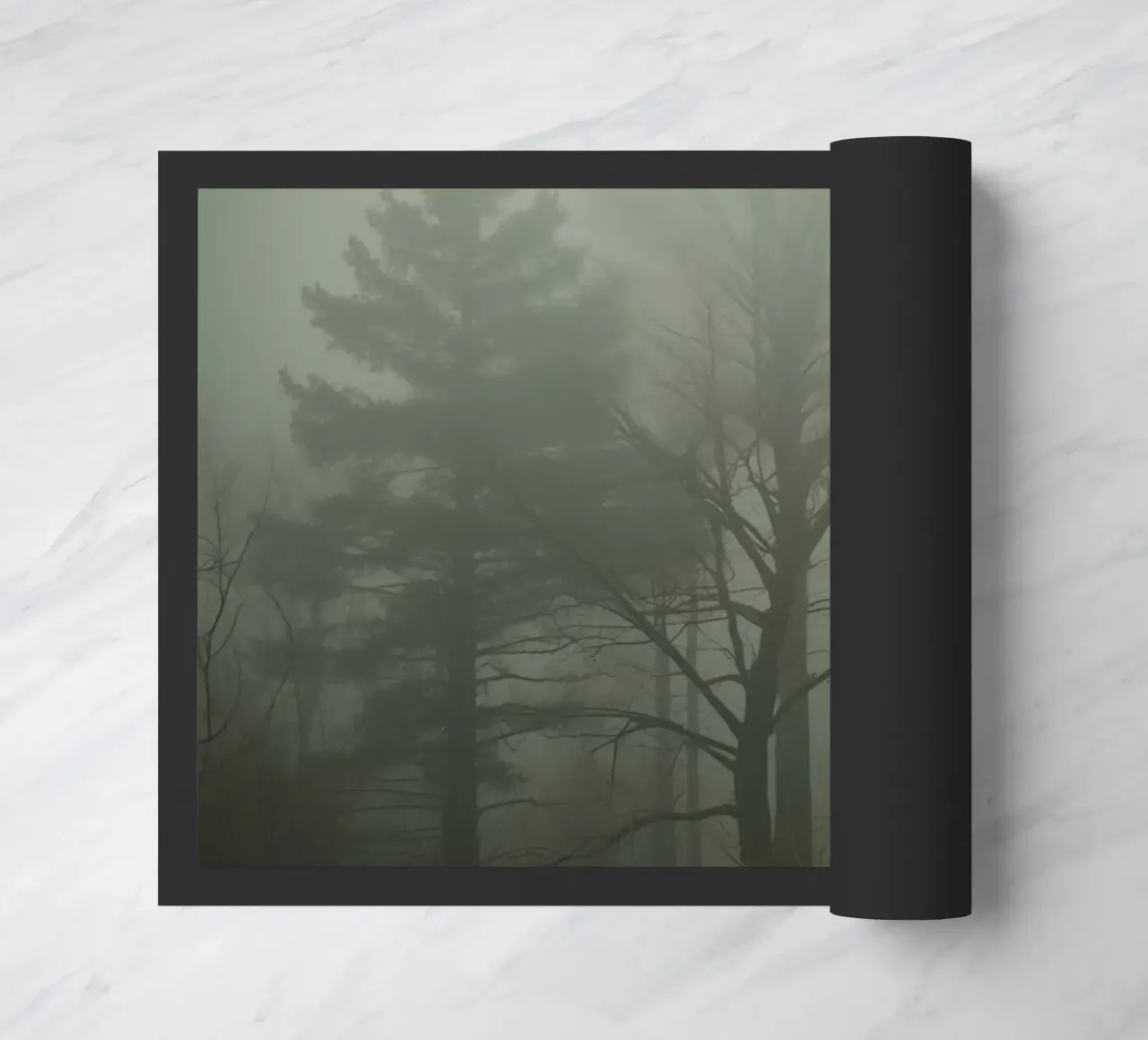 Foresta nebbiosa con pini e alberi spogli zerbino da DesignDoodle