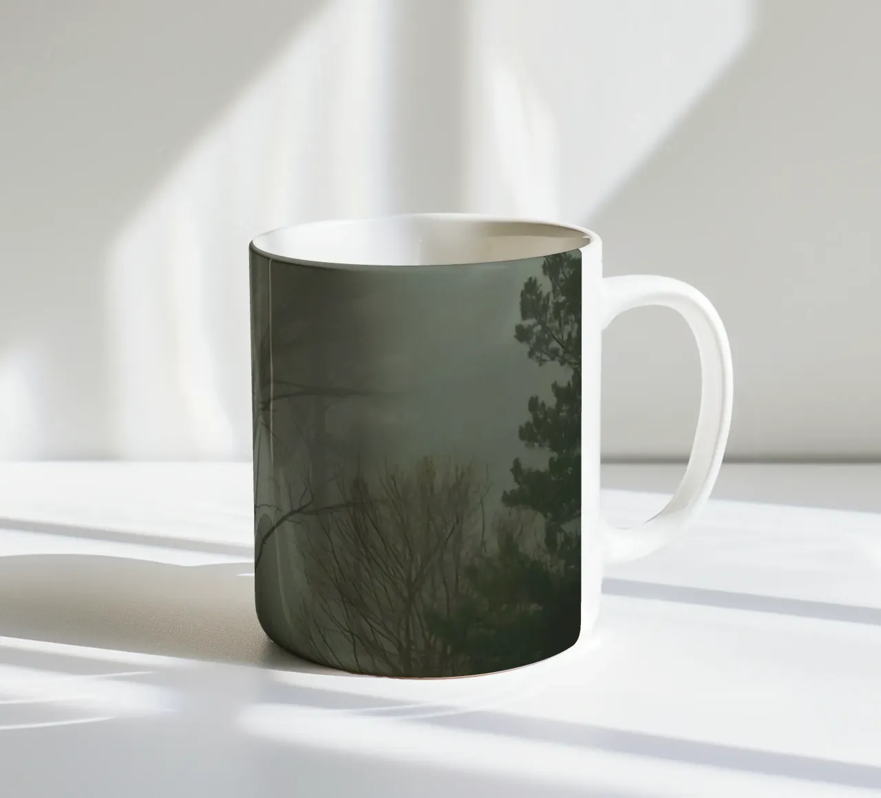 Foresta nebbiosa con pini e alberi spogli tazza in ceramica da DesignDoodle