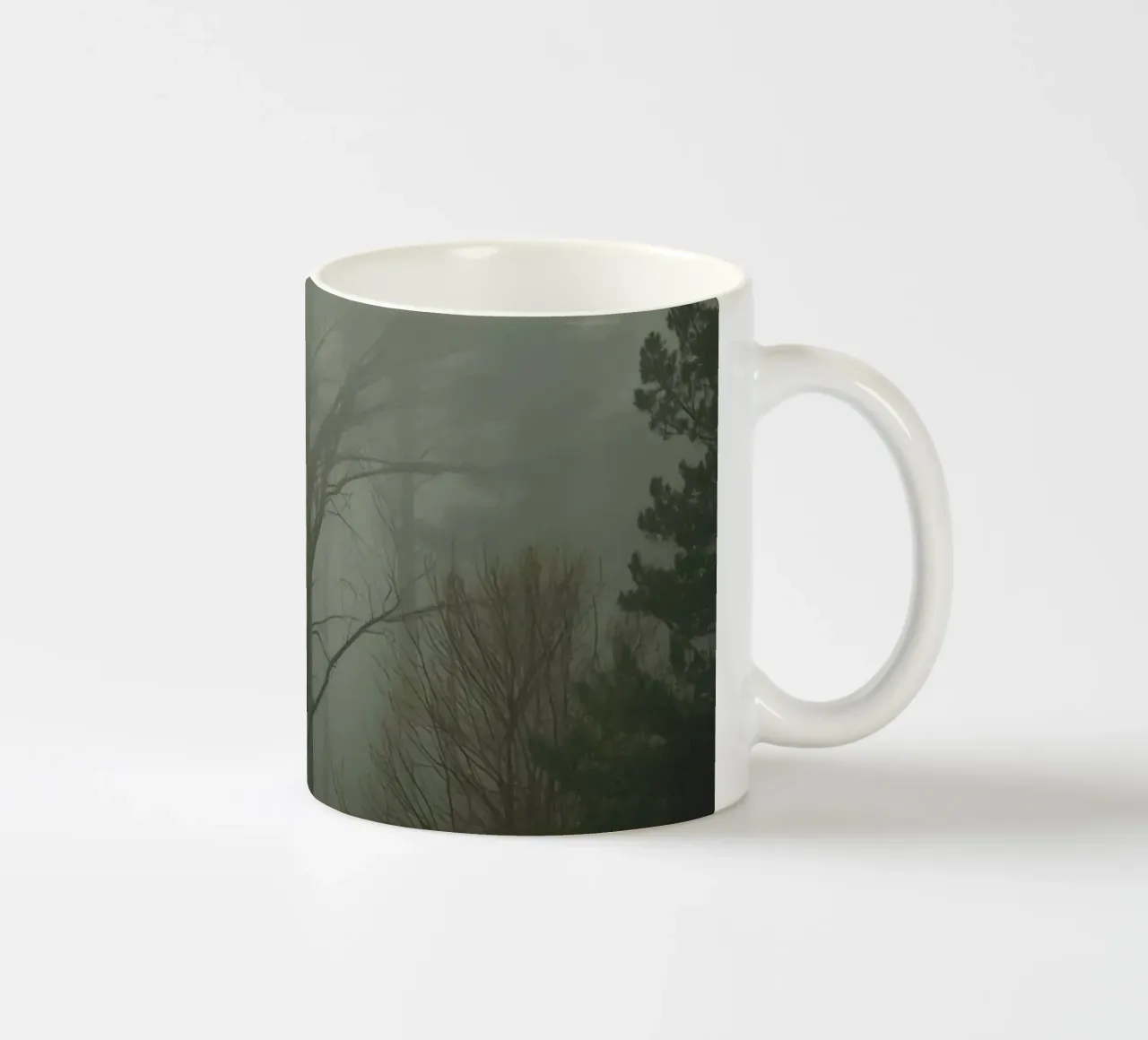 Foresta nebbiosa con pini e alberi spogli tazza in ceramica da DesignDoodle