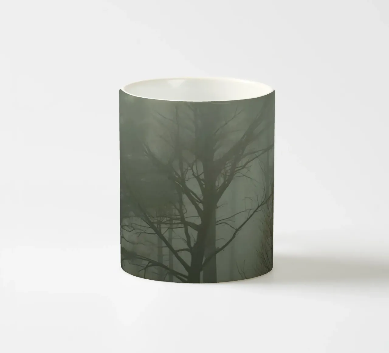 Foresta nebbiosa con pini e alberi spogli tazza in ceramica da DesignDoodle