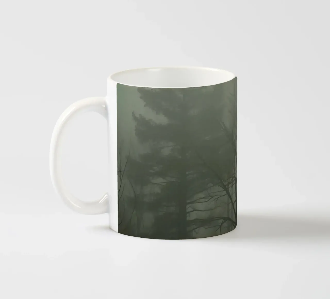 Foresta nebbiosa con pini e alberi spogli tazza in ceramica da DesignDoodle