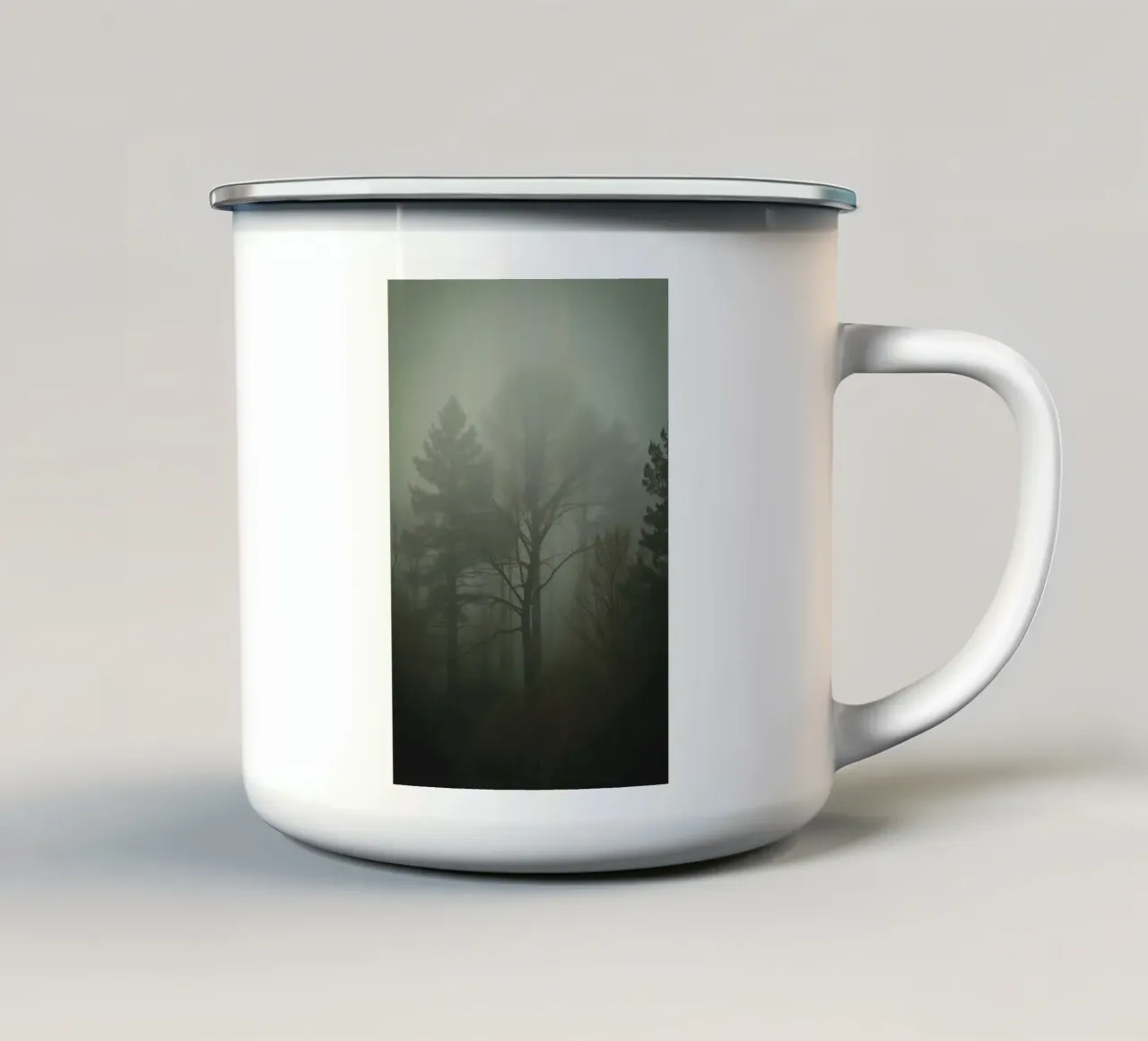 Foresta nebbiosa con pini e alberi spogli tazza in smalto da DesignDoodle