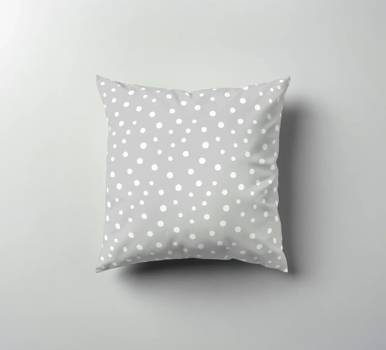 Minimal Chic Disegnato a mano a pois bianco su grigio chiaro cuscino da Beauty in Simplicity