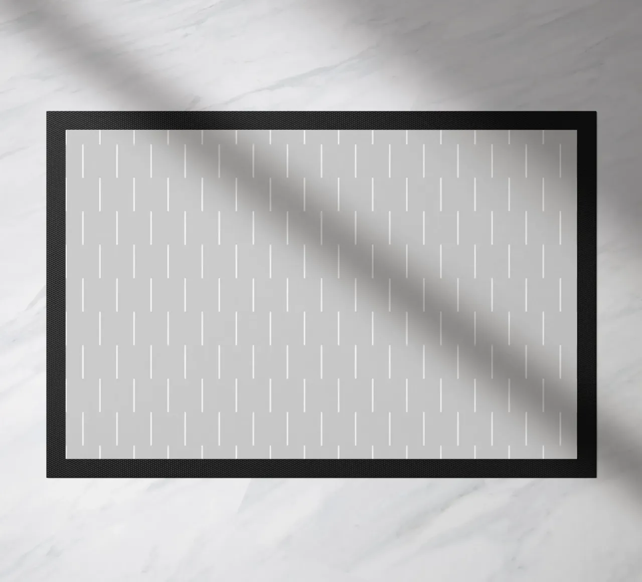 Minimalistische skandinavische Chic-Linien | Weiß auf Hellgrau Fußmatte von Beauty in Simplicity