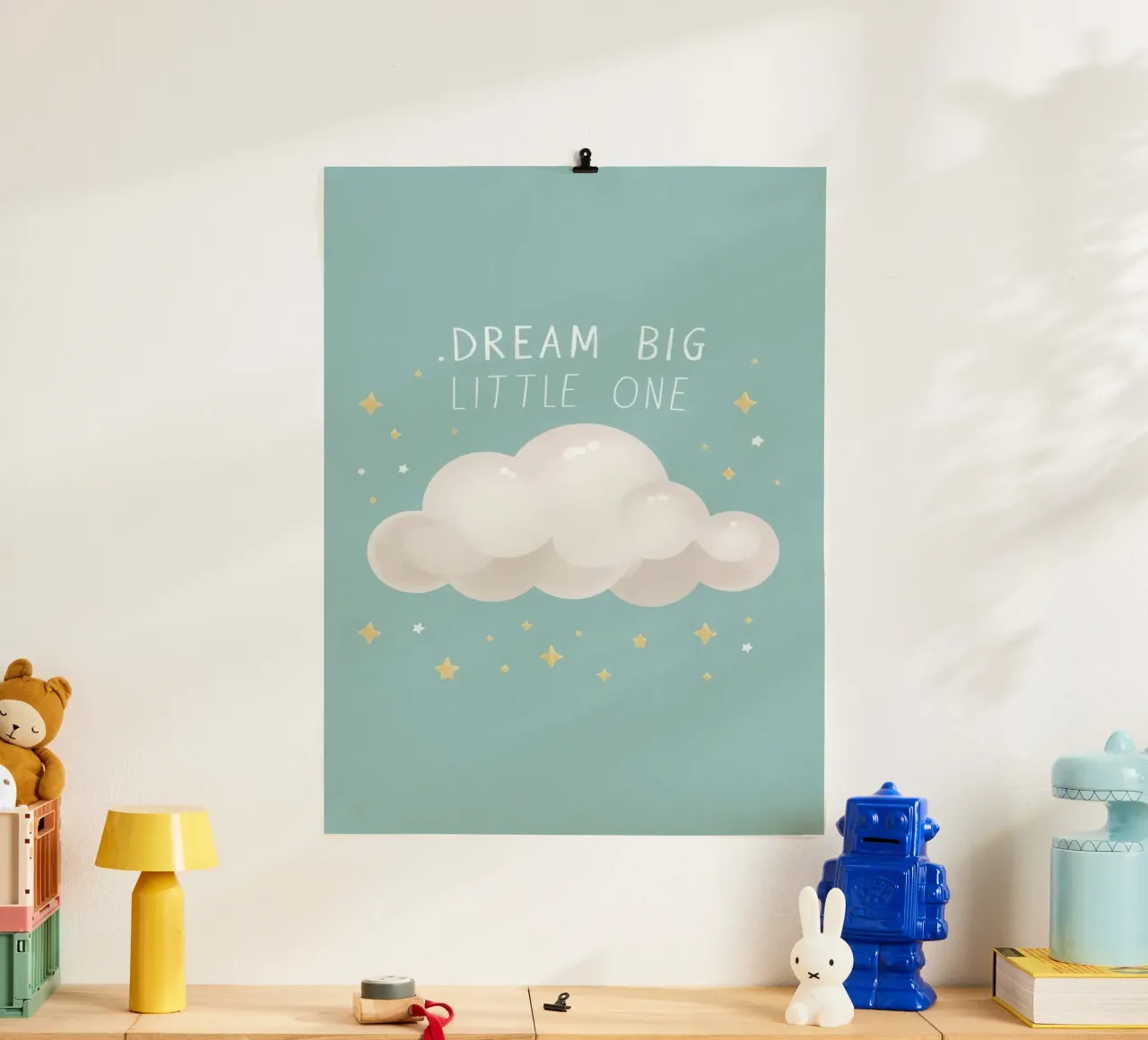 Sueña en grande pequeño con estrellas en forma de nube sobre fondo azul poster de DesignDoodle