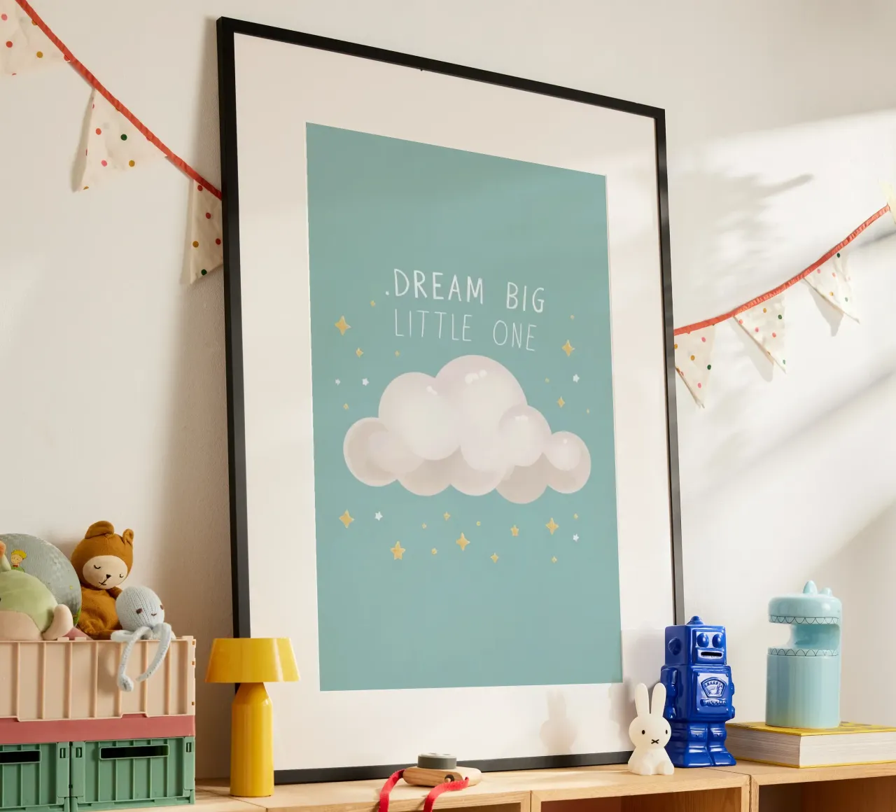 Sueña en grande pequeño con estrellas en forma de nube sobre fondo azul poster de DesignDoodle