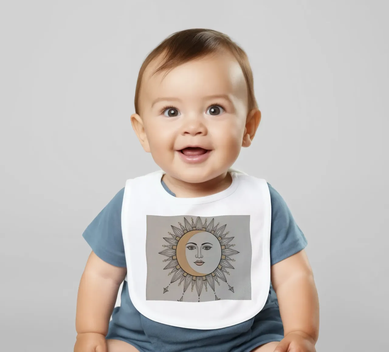 Sun-Moon Face with Stars on White Background bavaglino da DesignDoodle