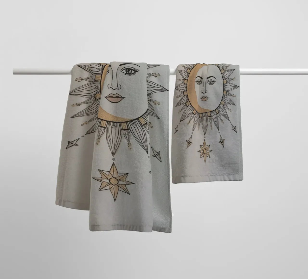 Sun-Moon Face with Stars on White Background asciugamano da bagno da DesignDoodle