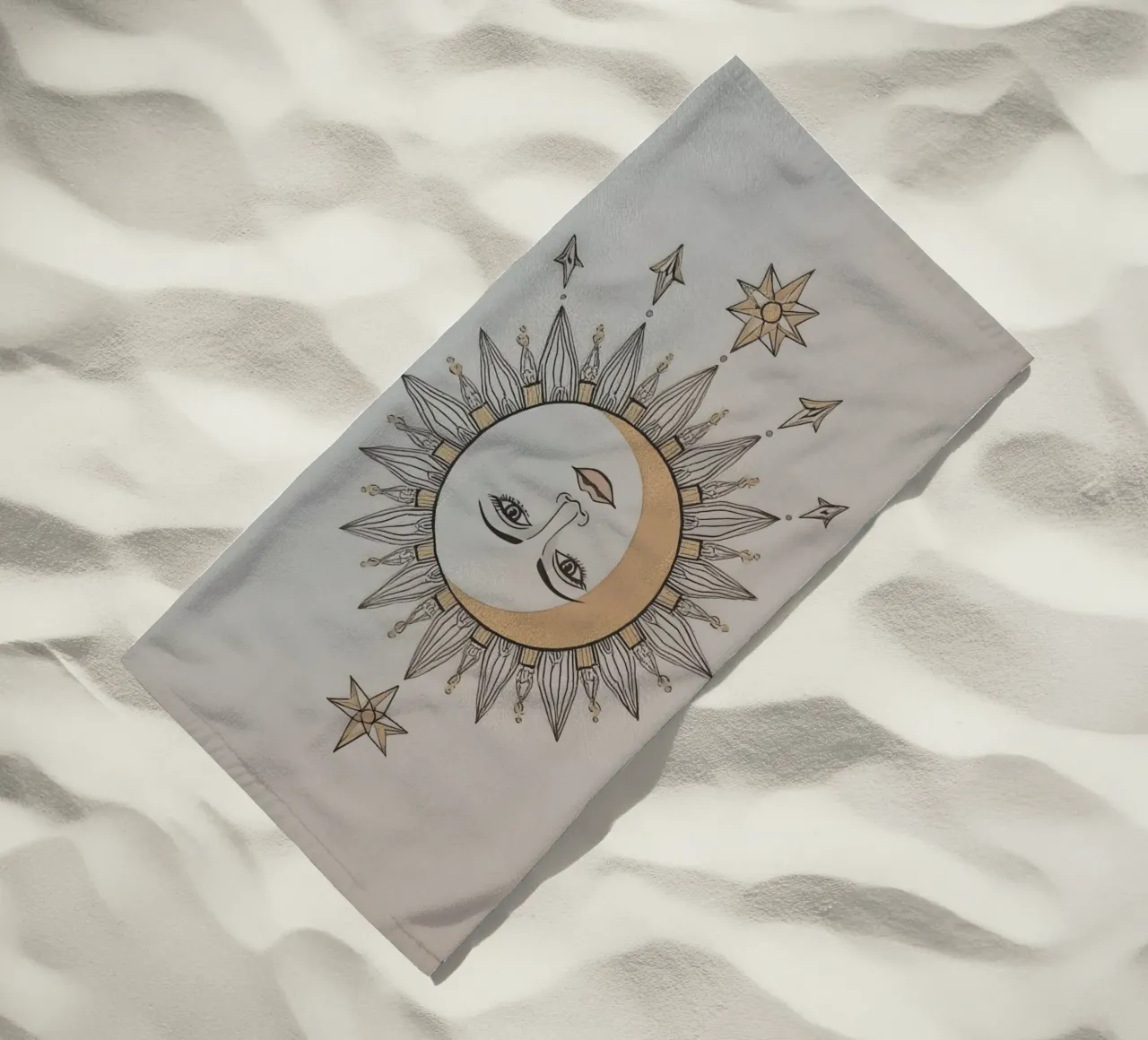 Sun-Moon Face with Stars on White Background telo mare da DesignDoodle