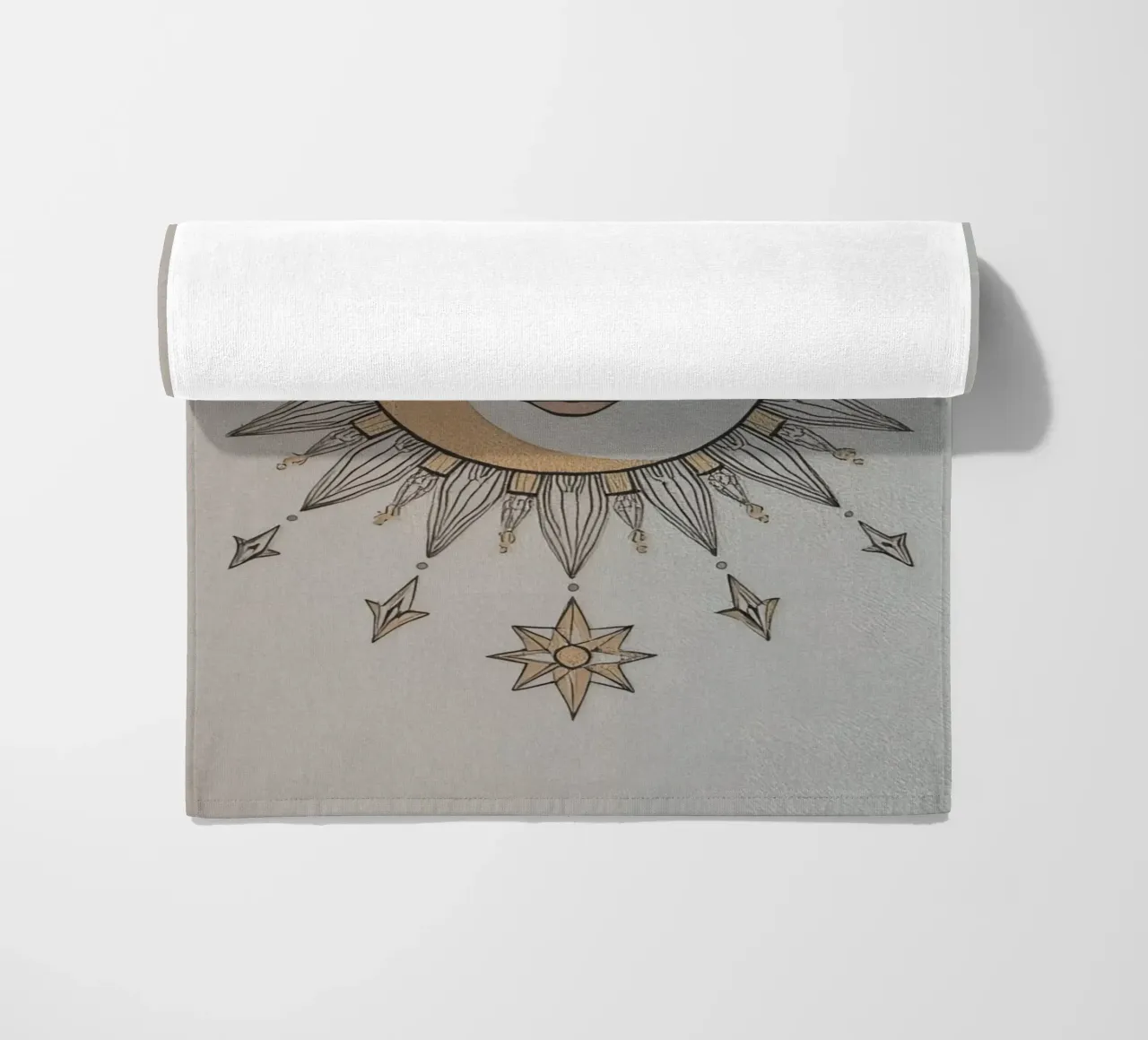 Sun-Moon Face with Stars on White Background telo mare da DesignDoodle