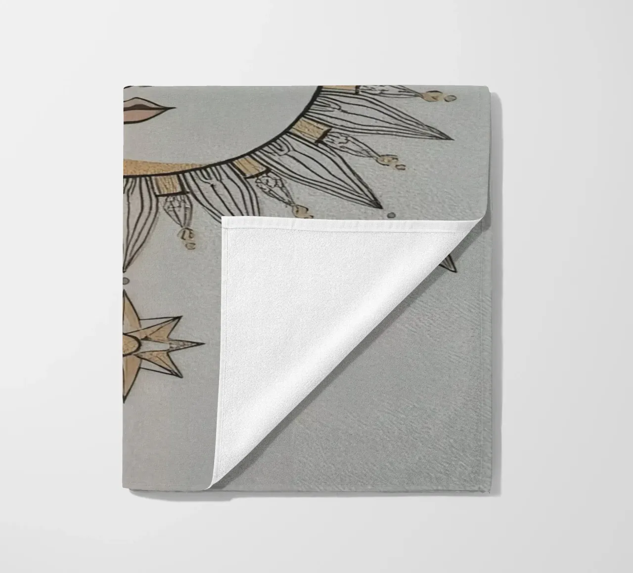 Sun-Moon Face with Stars on White Background telo mare da DesignDoodle