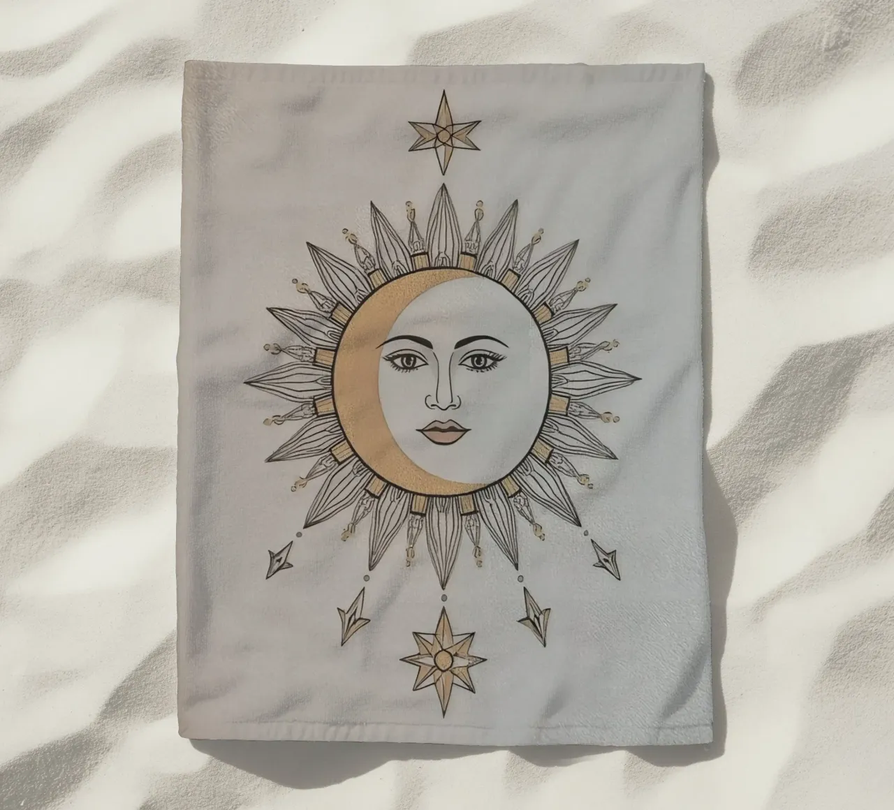 Sun-Moon Face with Stars on White Background telo mare da DesignDoodle
