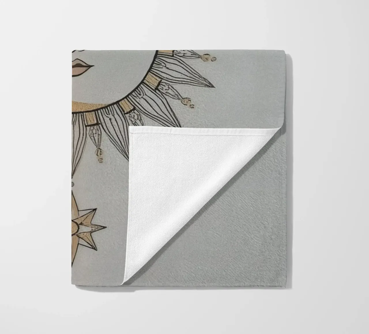 Sun-Moon Face with Stars on White Background telo mare da DesignDoodle