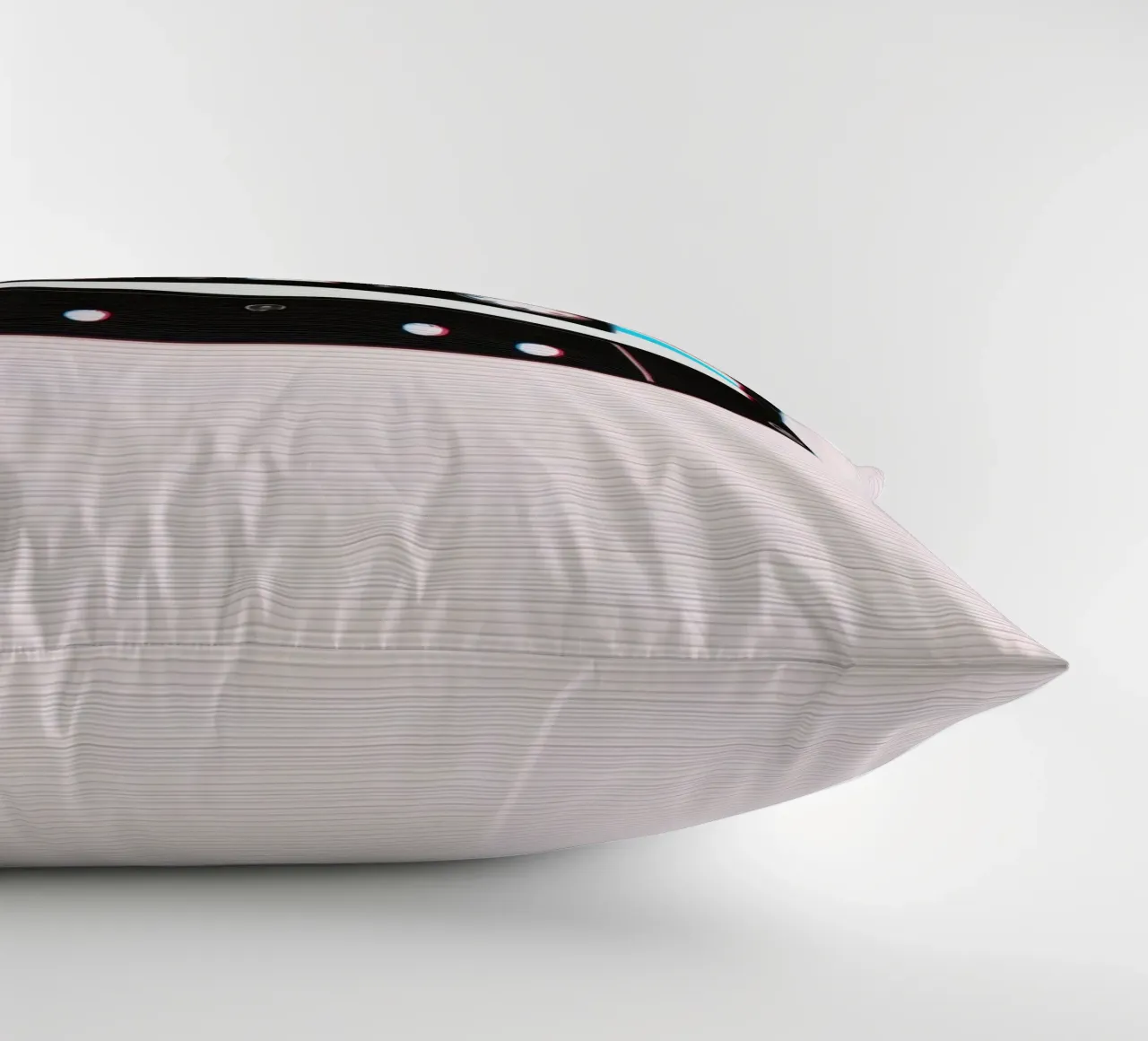 Nastro a cassetta con effetto glitch su sfondo a righe cuscino da DesignDoodle