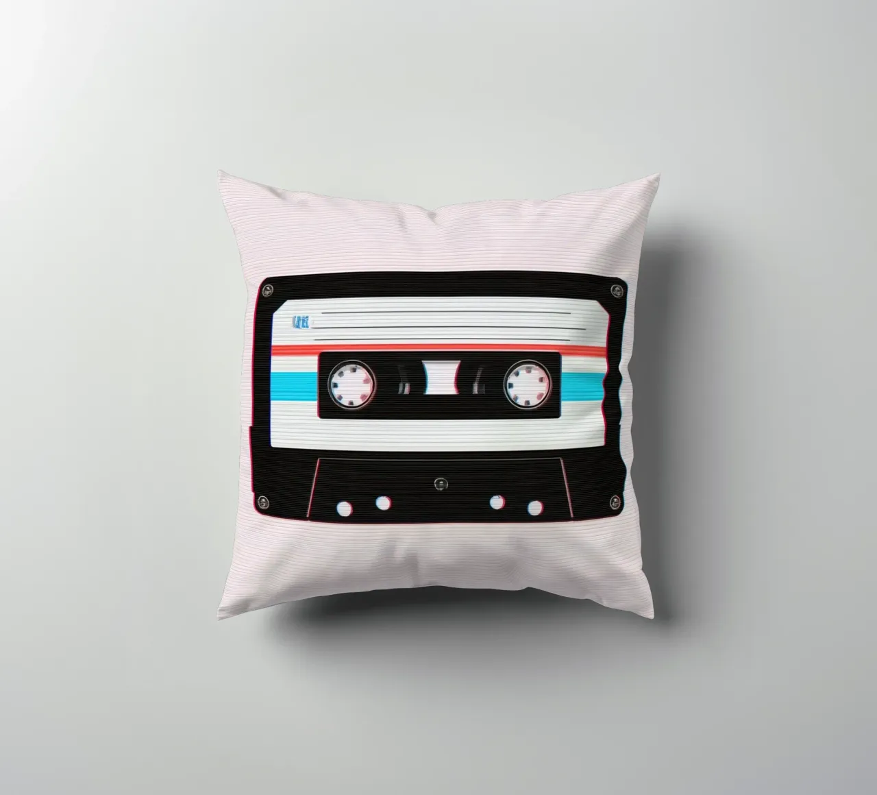 Nastro a cassetta con effetto glitch su sfondo a righe cuscino da DesignDoodle