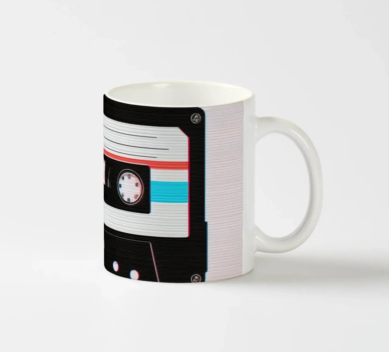 Nastro a cassetta con effetto glitch su sfondo a righe tazza in ceramica da DesignDoodle