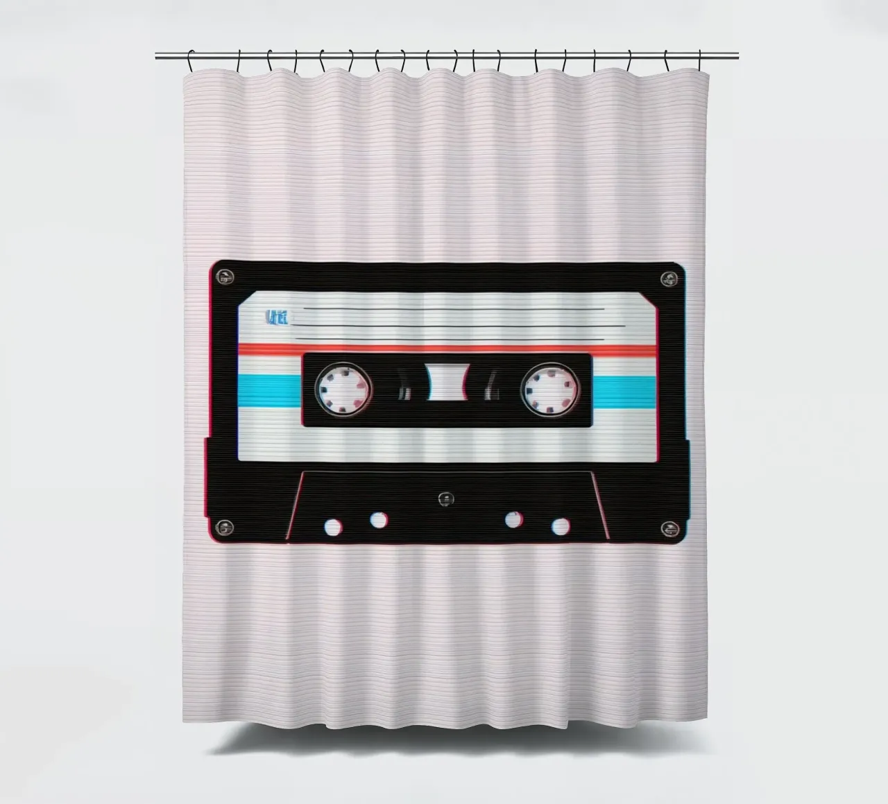 Nastro a cassetta con effetto glitch su sfondo a righe tenda da doccia da DesignDoodle