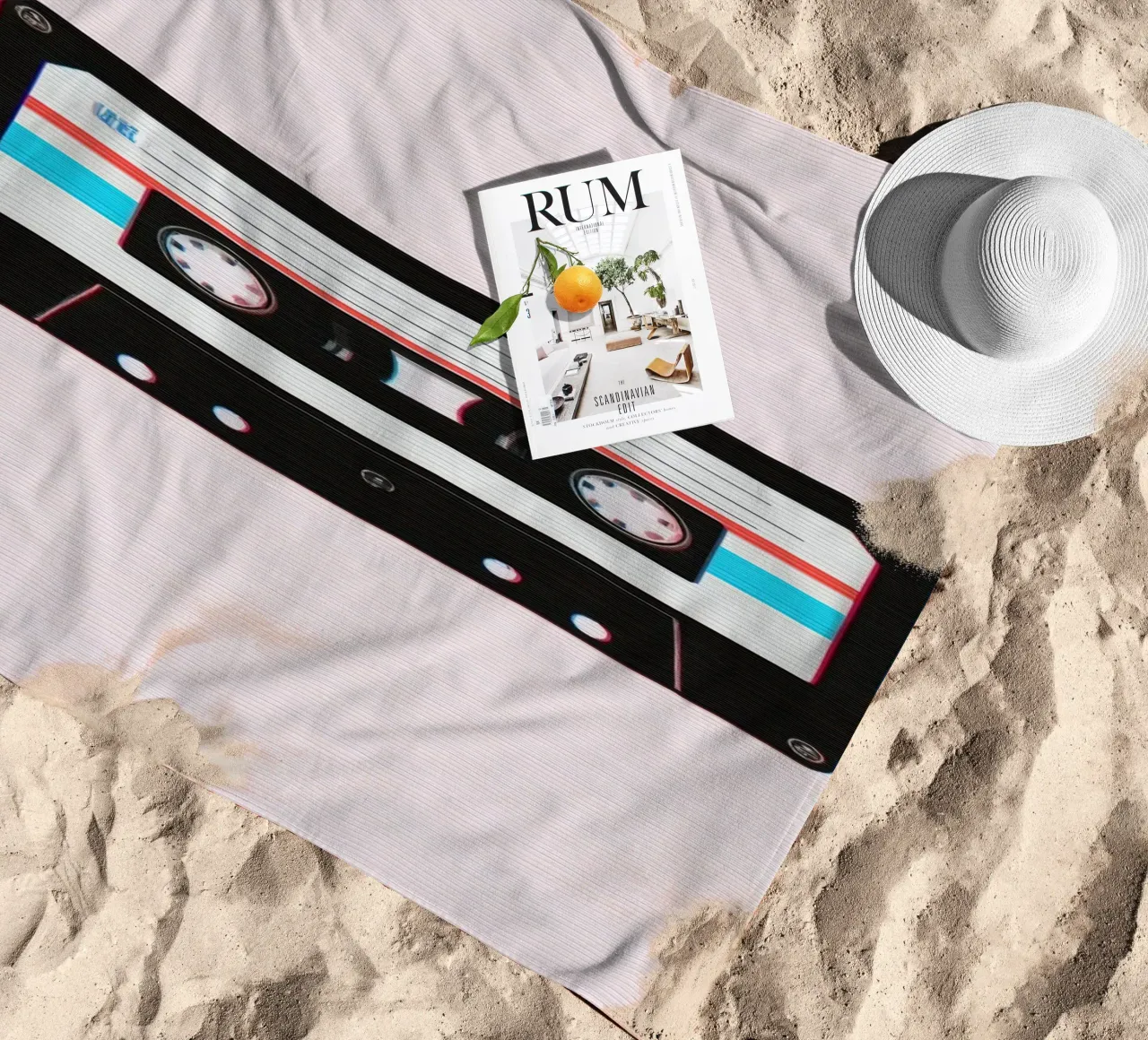 Nastro a cassetta con effetto glitch su sfondo a righe telo mare da DesignDoodle