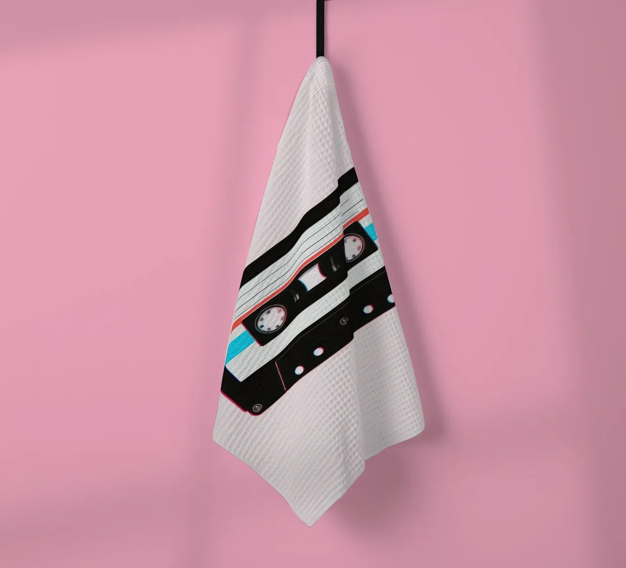 Nastro a cassetta con effetto glitch su sfondo a righe canovaccio da cucina da DesignDoodle