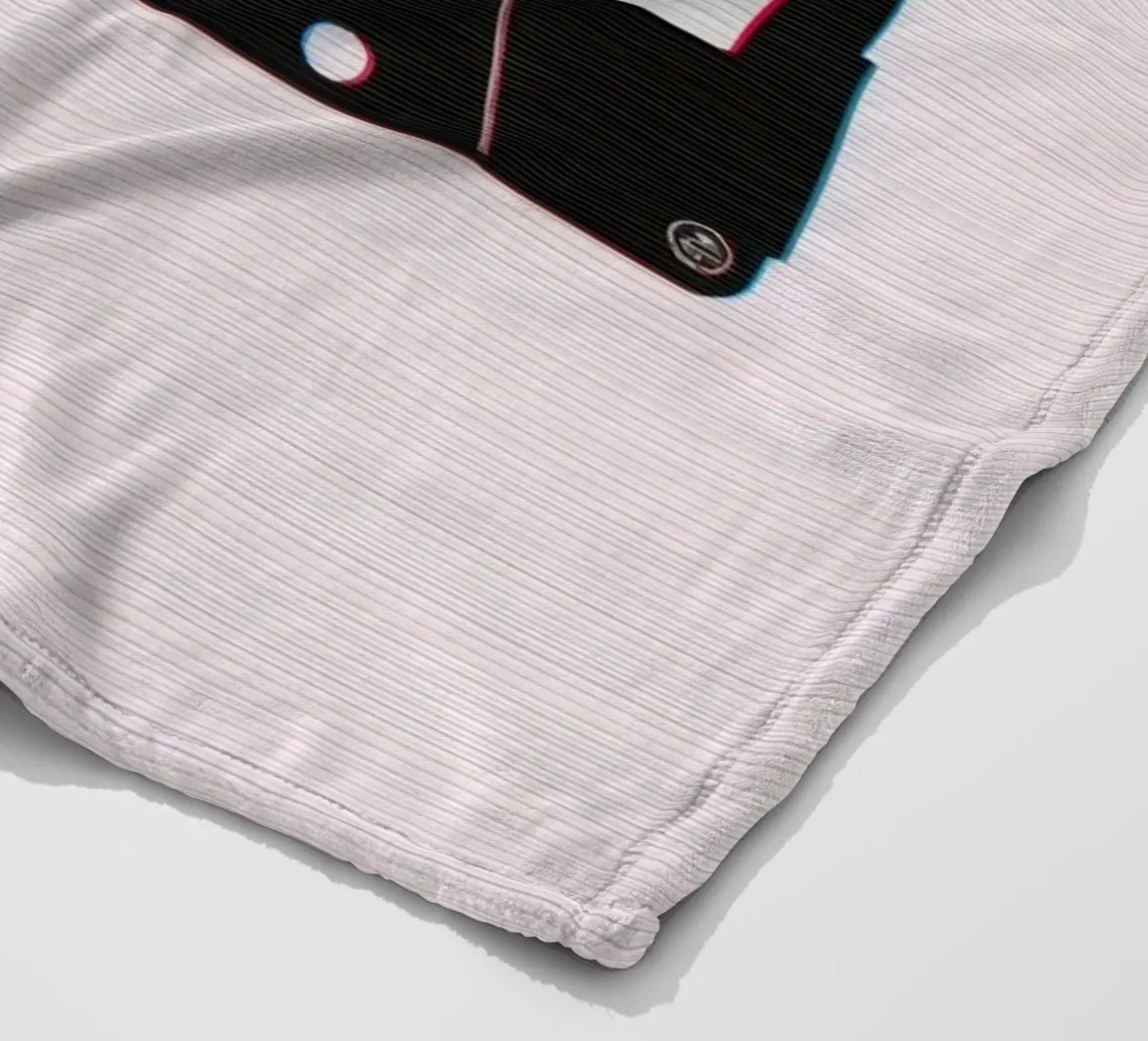 Nastro a cassetta con effetto glitch su sfondo a righe coperta in pile da DesignDoodle