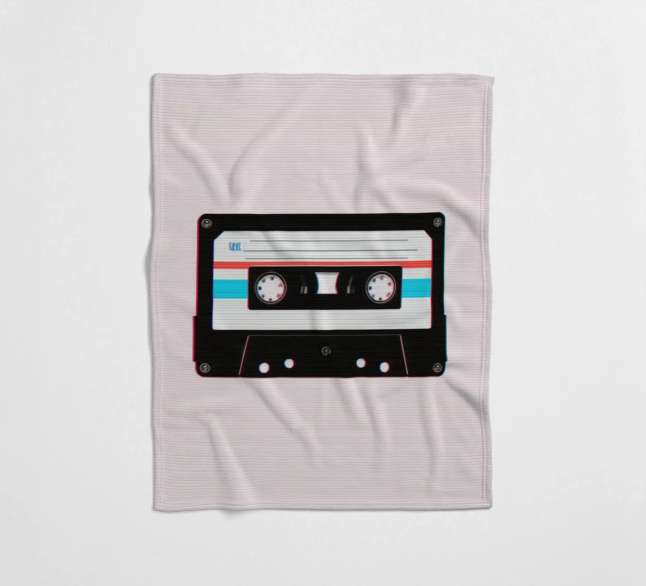 Nastro a cassetta con effetto glitch su sfondo a righe coperta in pile da DesignDoodle