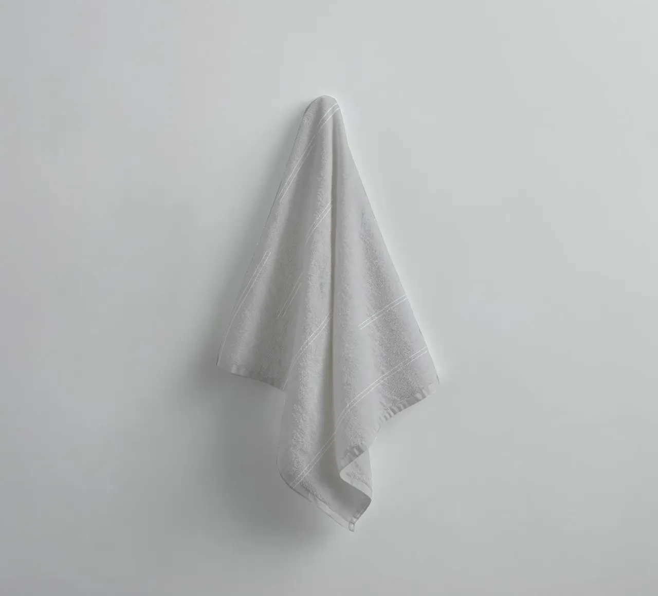 Minimal Abstract Mudcloth Double Lines | Weiß auf Hellgrau Handtuch von Beauty in Simplicity