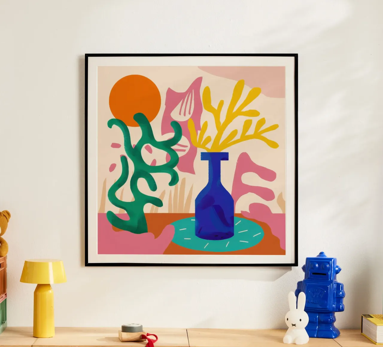 Joyful Bloom Abstrakt Poster mit Holzrahmen von Bara Suara