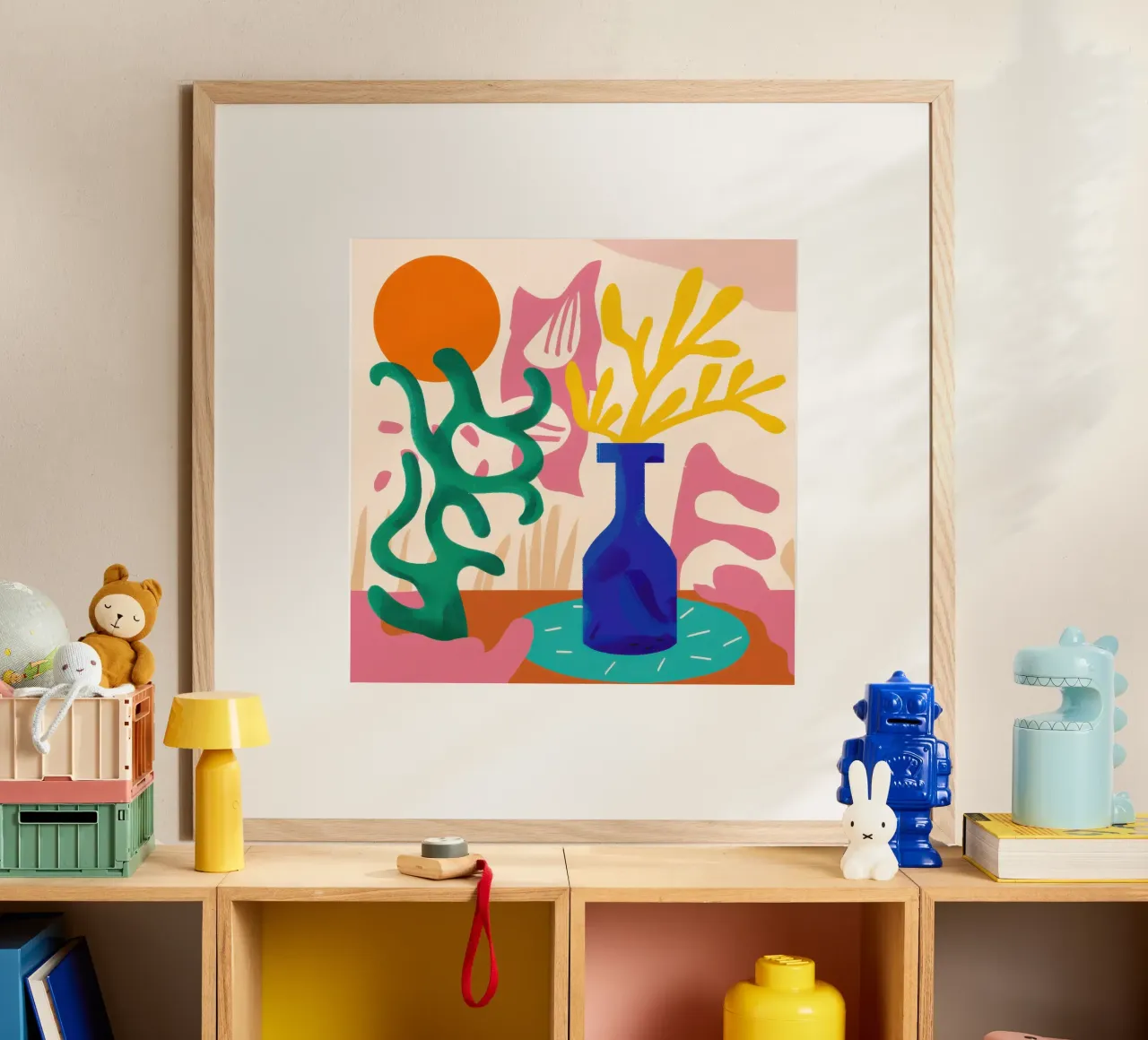Joyful Bloom Abstrakt Poster mit Holzrahmen von Bara Suara