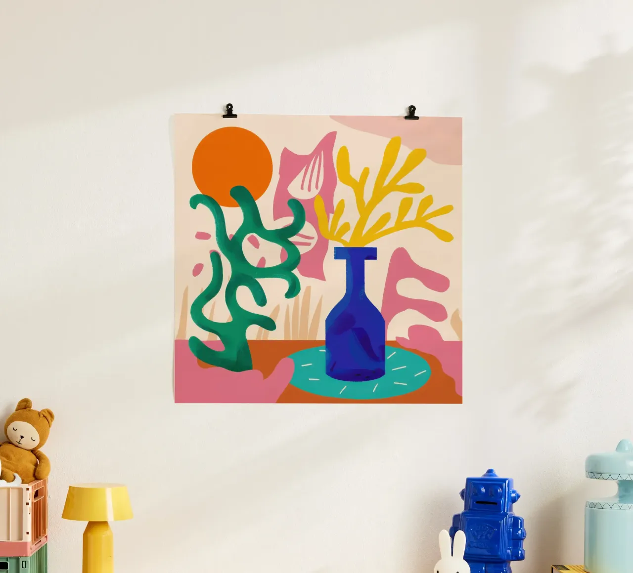 Joyful Bloom Abstrakt Poster mit Holzrahmen von Bara Suara