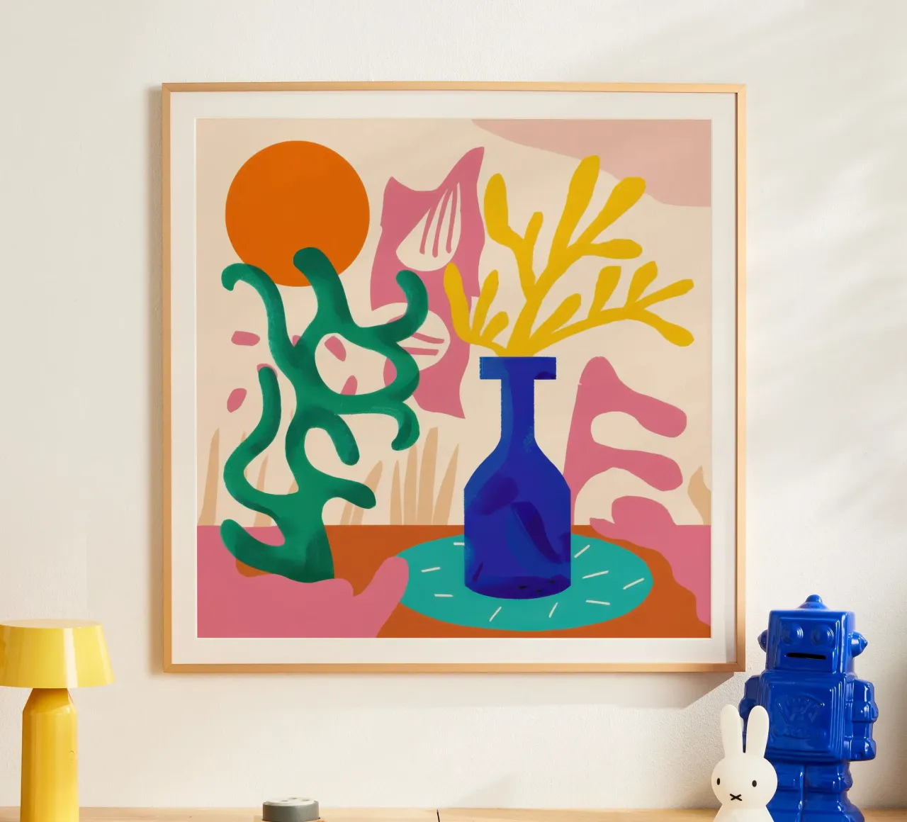 Joyful Bloom Abstrakt Poster mit Holzrahmen von Bara Suara