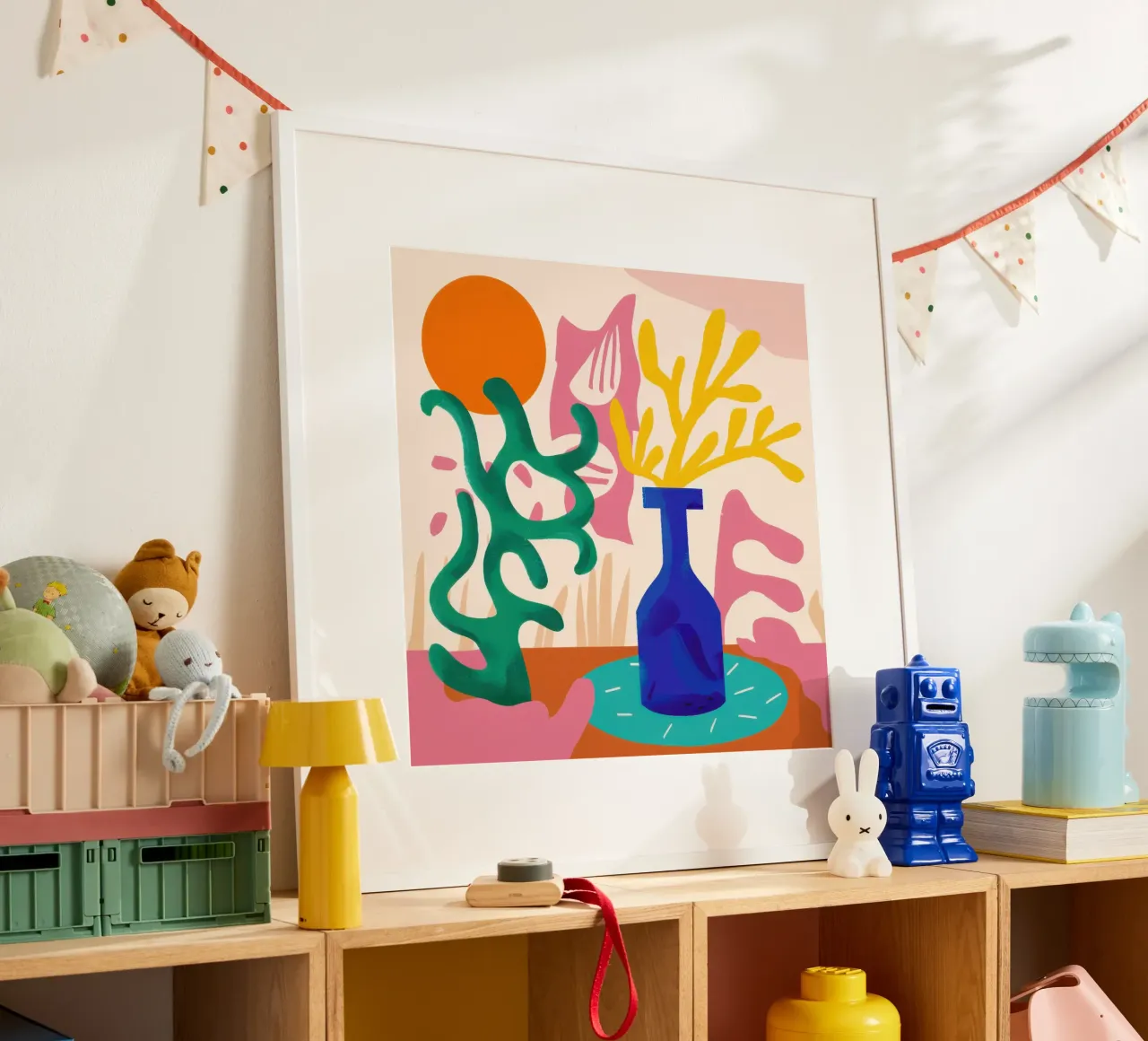 Joyful Bloom Abstrakt Poster mit Holzrahmen von Bara Suara