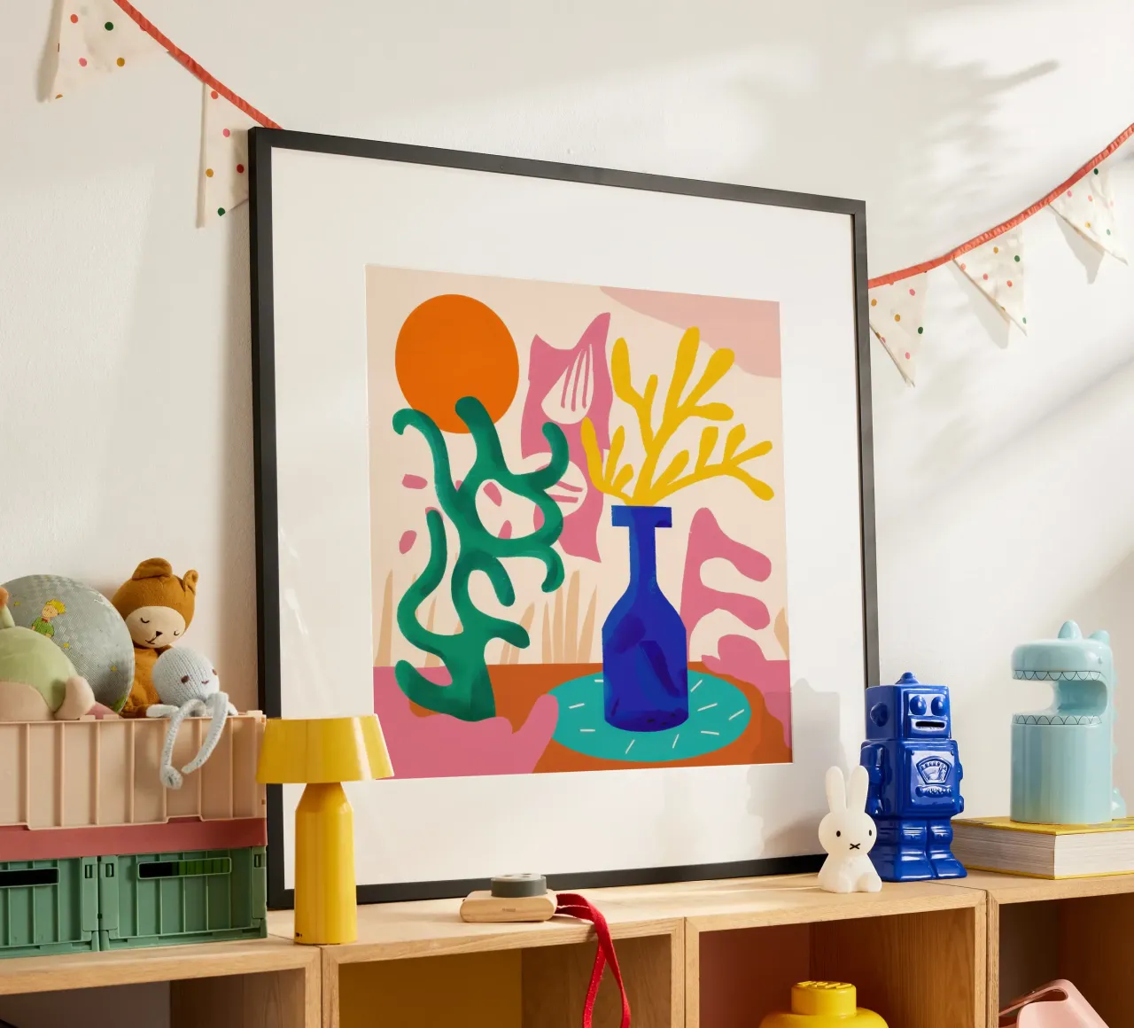Joyful Bloom Abstrakt Poster mit Holzrahmen von Bara Suara