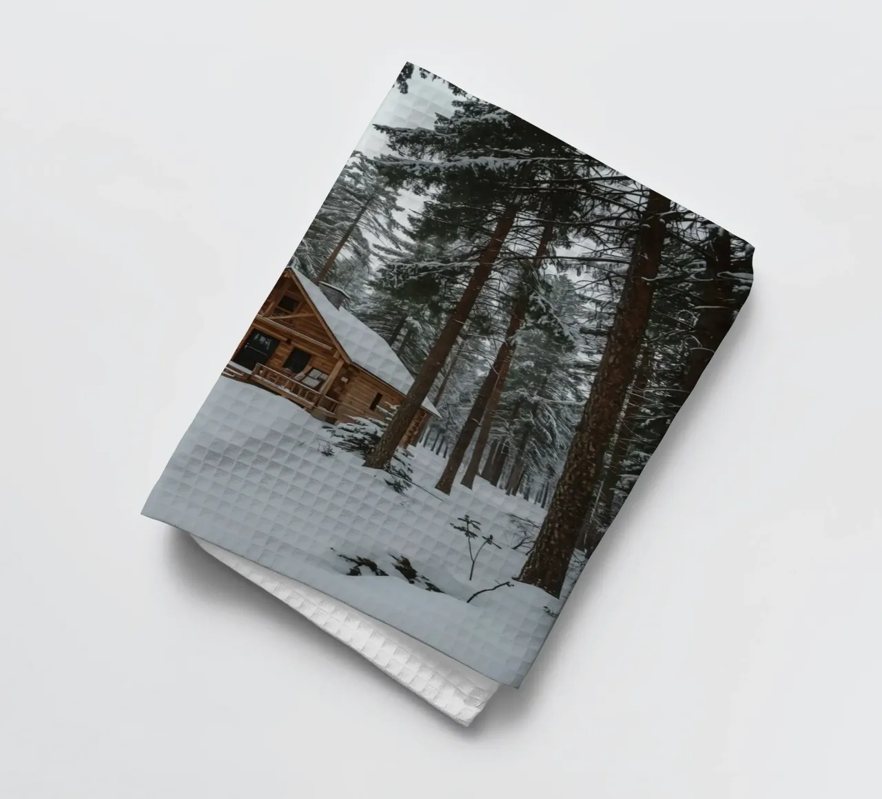 Cabane en rondins dans une forêt enneigée torchon de DesignDoodle