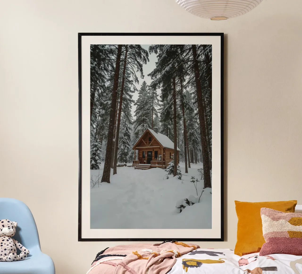 Cabane en rondins dans une forêt enneigée poster avec cadre en plastique de DesignDoodle