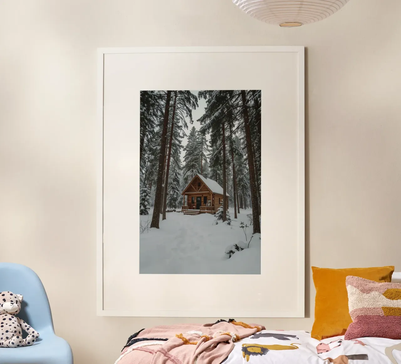 Cabane en rondins dans une forêt enneigée poster avec cadre en plastique de DesignDoodle