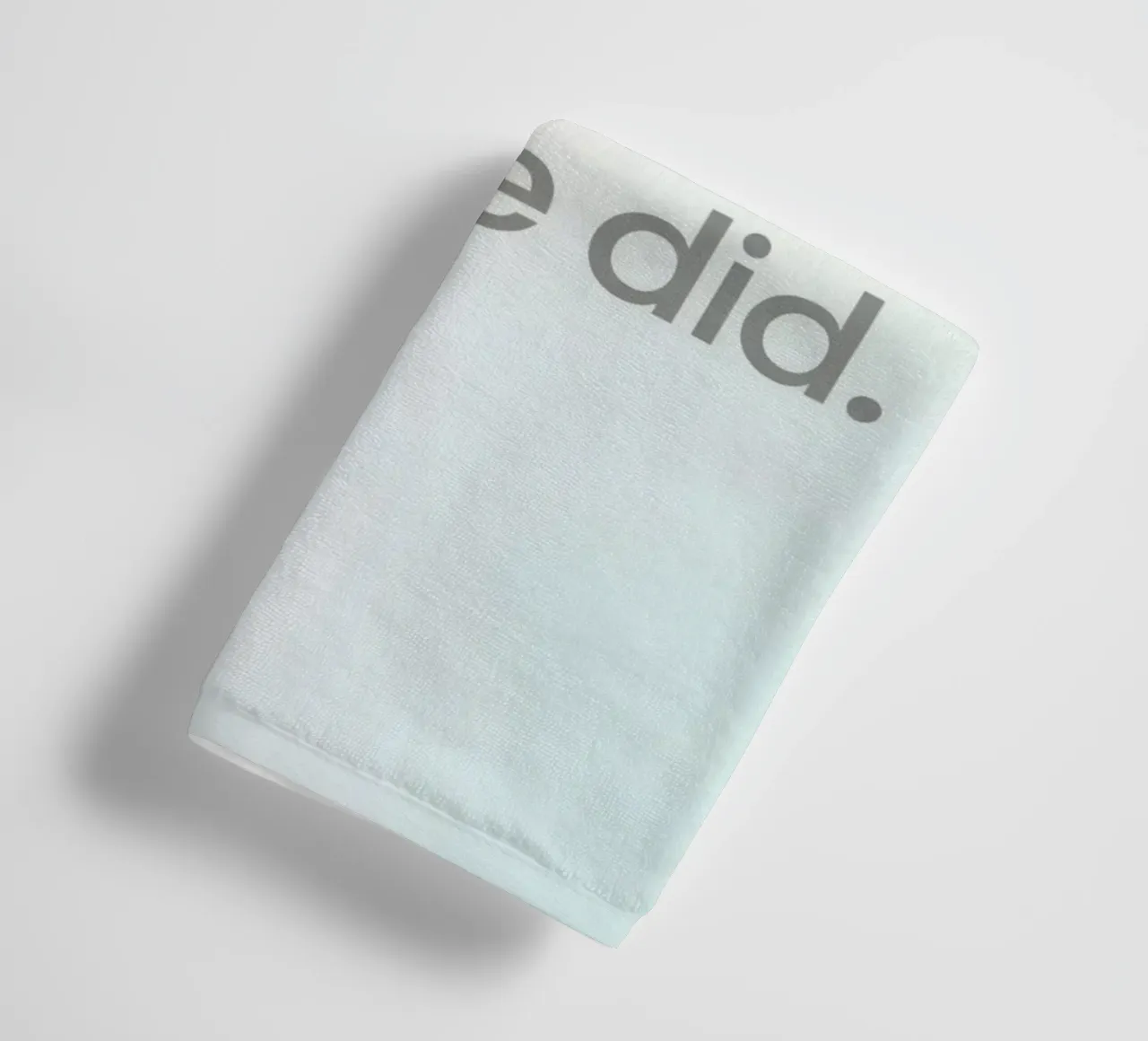 Sie glaubte, sie könnte es, also tat sie es: Gradient Background Handtuch von DesignDoodle
